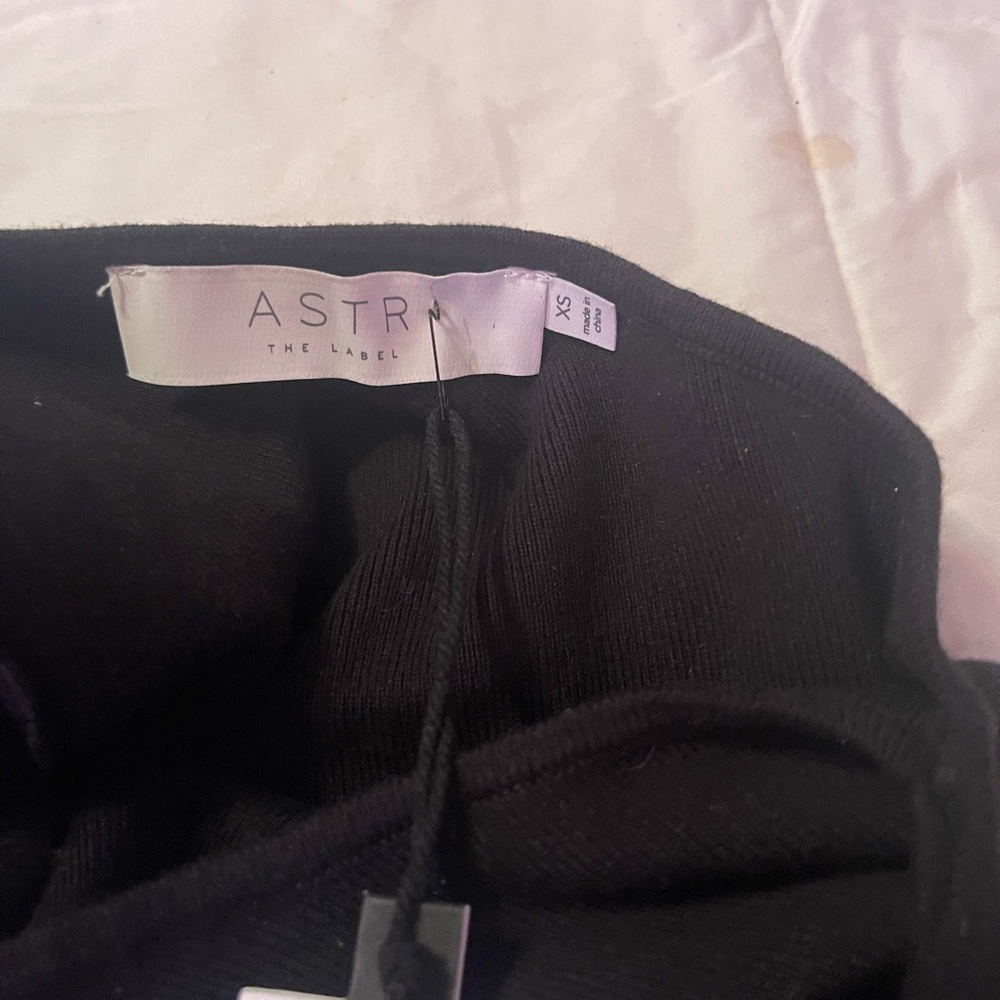 ASTR The Label Black Long Sleeve One Shoulder Ribbed Crop  Top - Picture 4 of 7
